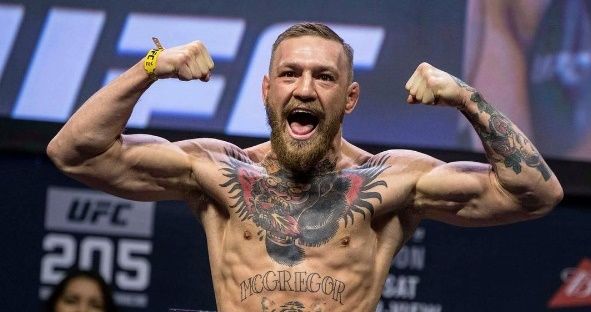 Conor McGregor comparte una fotografía leyendo el periódico al revés