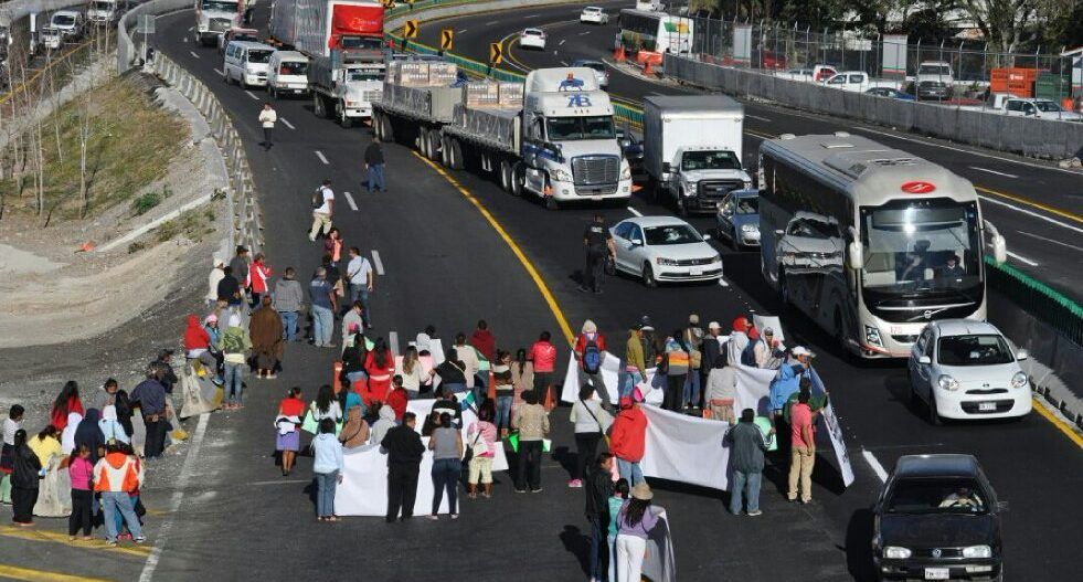 Bloquean la México-Cuernavaca en apoyo a Cuauhtémoc Blanco Bloquean la México-Cuernavaca en apoyo a Cuauhtémoc Blanco
