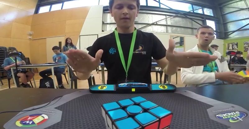 Video: estudiante resuelve cubo Rubik en 4.73 segundos