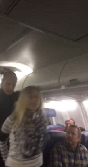 Video: pareja pelea con tripulación en pleno vuelo - delta-2