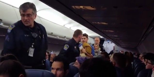Video: pareja pelea con tripulación en pleno vuelo