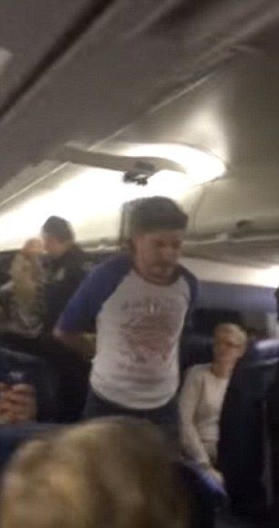 Video: pareja pelea con tripulación en pleno vuelo - delta