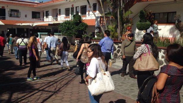 Comerciantes toman Ayuntamiento de Cuernavaca en apoyo a Blanco - desalojan-615x346