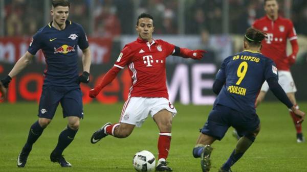 Video: Thiago Alcántara se confunde y le da un pase a Santa Claus