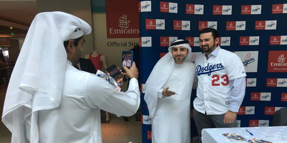 Adrián González asiste a Dubái para inauguración de estadio de beisbol