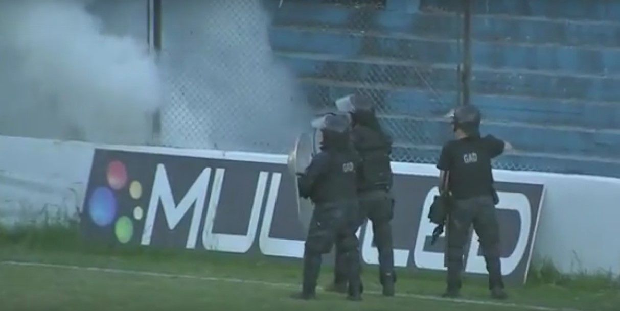 Enfrentamiento entre barras y policías deja un futbolista herido Enfrentamiento entre barras y policías deja un futbolista herido