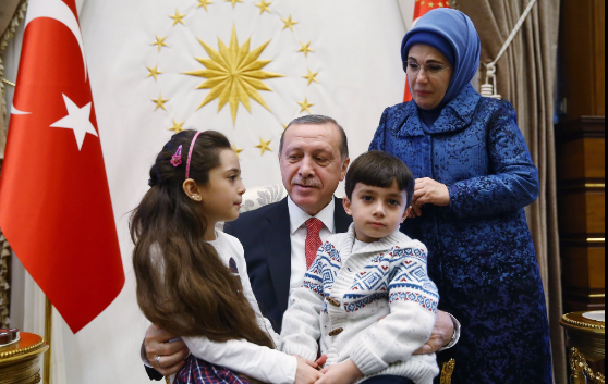 Erdogan se reúne con la niña tuitera de Alepo