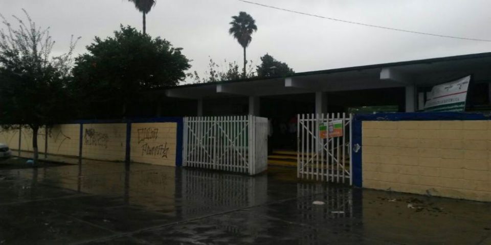 Maestros pernoctan en escuela para evitar robos