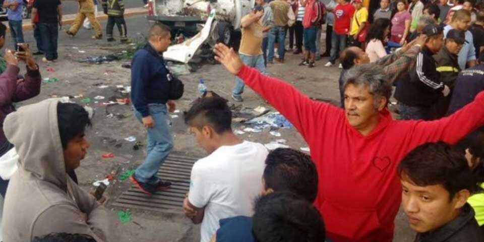 Mueren dos menores por explosión durante peregrinación en Veracruz