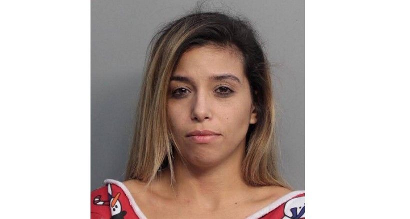 Ex reina de belleza golpea con un bate a un invitado a su fiesta