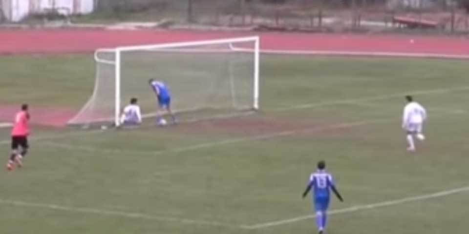 Video: espectacular falla en la línea y sin portero