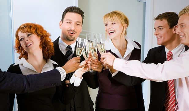 ¿Qué se debe evitar durante la fiesta de fin de año de la empresa?