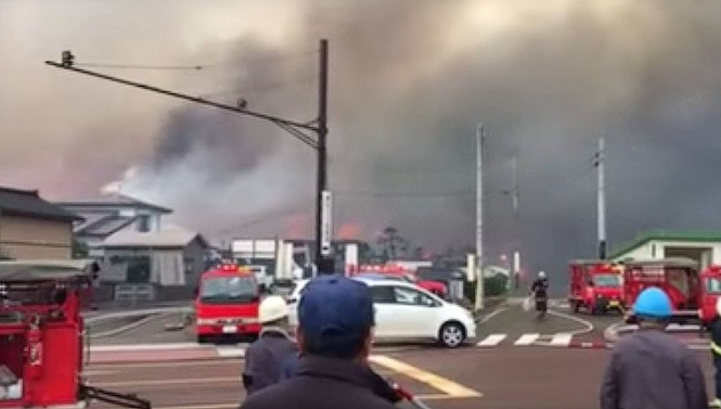 Incendio consume al menos 140 edificios en Japón - fire-japan-3