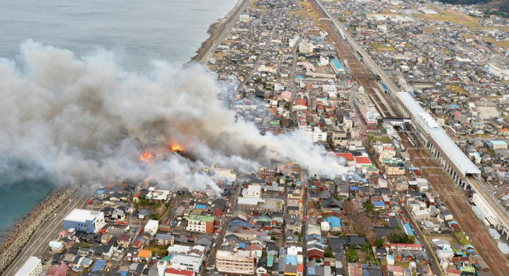 Incendio consume al menos 140 edificios en Japón - fire-japan