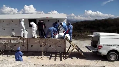 Trasladan cadáveres a fosa común por falta de espacio en Guerrero