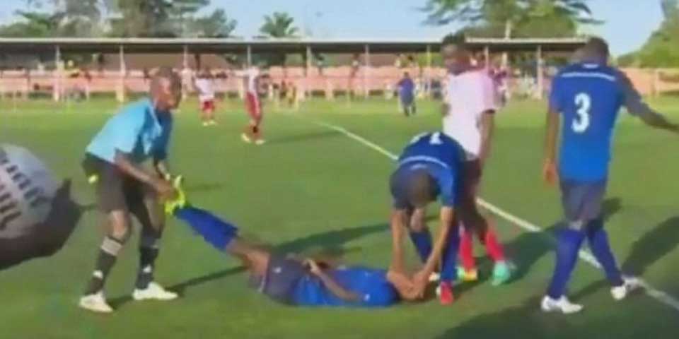 Video: futbolista de 19 años muere en pleno partido
