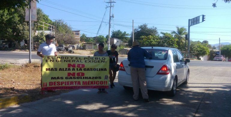 Protesta en gasolinera en Acapulco por alza en precios
