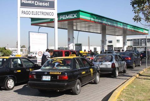 Pemex pide evitar compras de pánico de gasolina