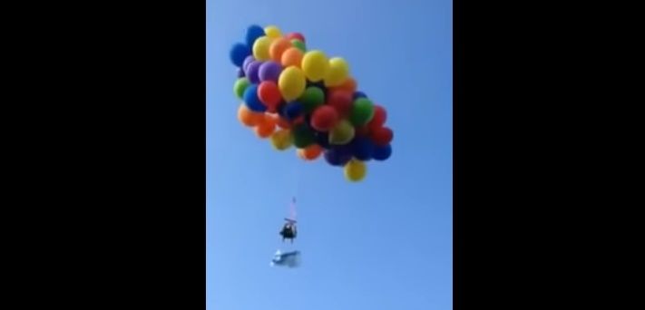 Multan a hombre por sobrevolar Calgary en una silla atada a globos