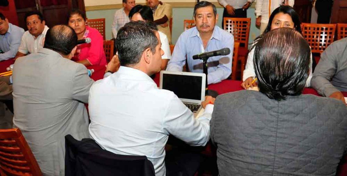 Gobierno de Oaxaca acuerda regularizar a más de 3 mil trabajadores del magisterio