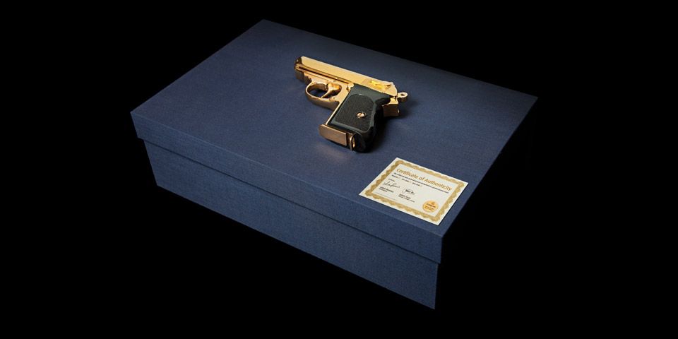 El "iPhone Trump" - gold-walther-ppk-slide2