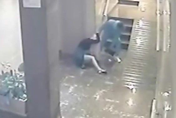 Juez condena a joven que golpeó a su novia en España