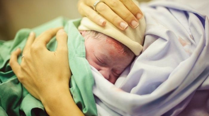 Mujer de 67 años da a luz a su nieta - grecia