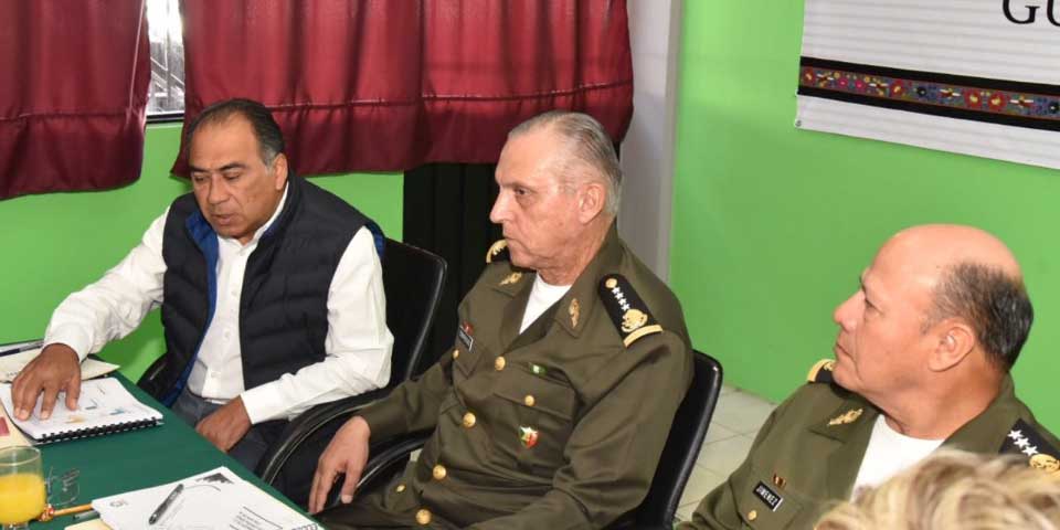 Se reúnen gobernador de Guerrero y secretario de Defensa para analizar avances