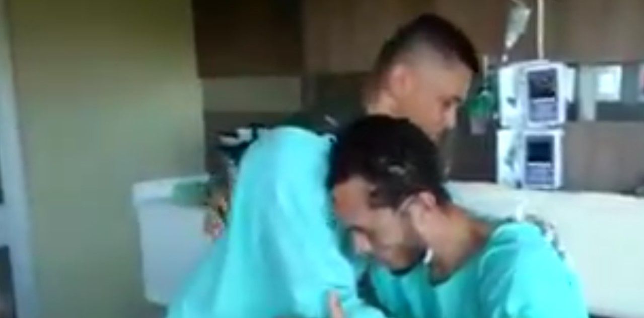 Jugador del Chapecoense abraza a policía que lo rescató