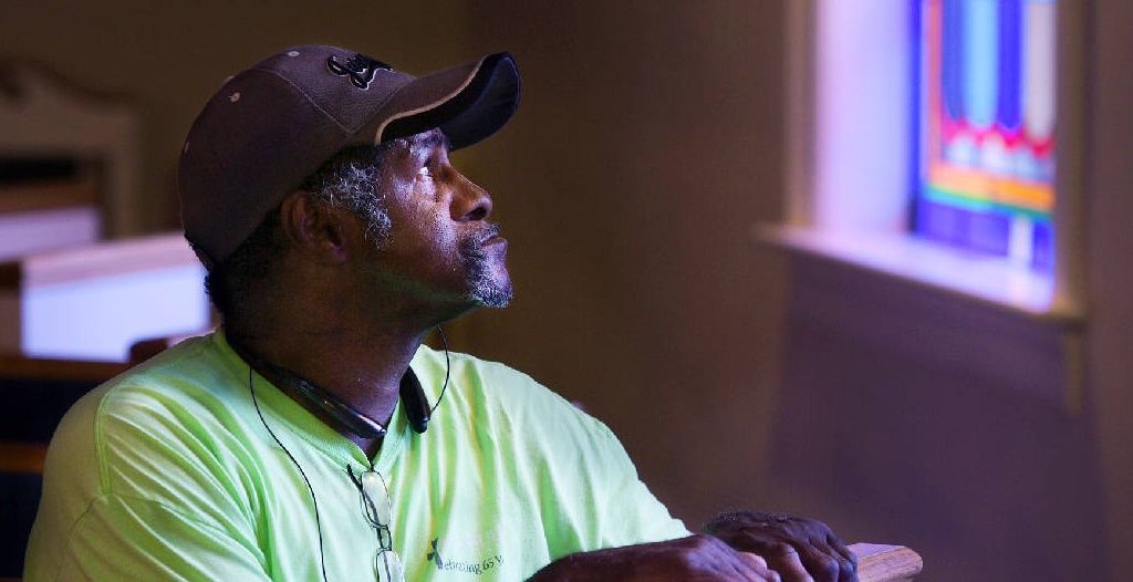 Hombre detenido por error durante 31 años recibe 75 dólares para reiniciar su vida