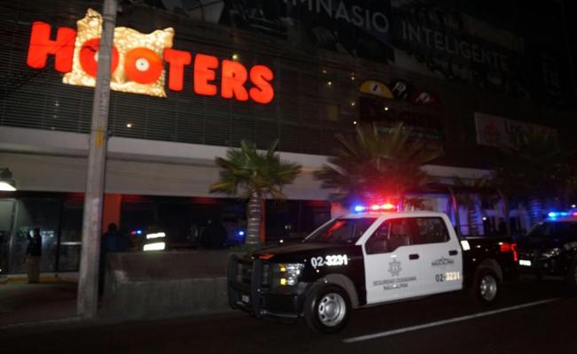 Alcalde de Huixquilucan no es gerente de Hooters Satélite - hooters_2