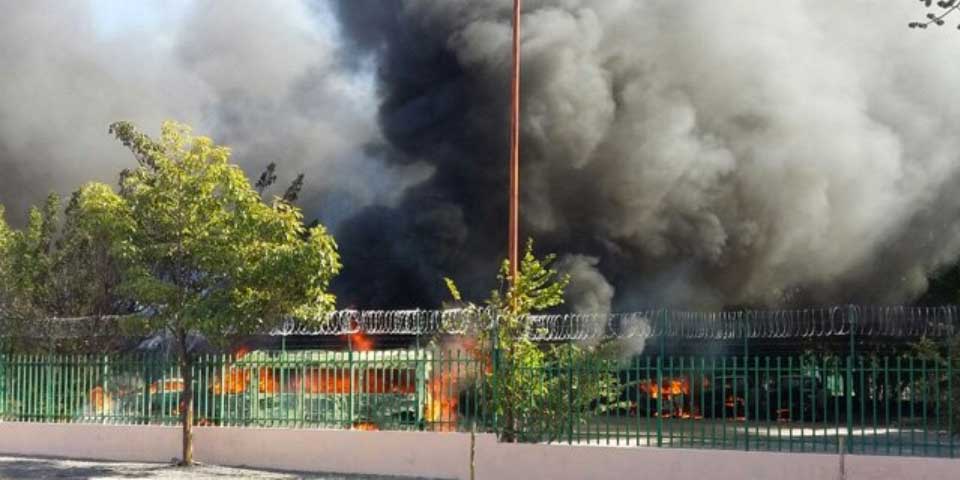 Presuntos normalistas incendian vehículos en Chiapas