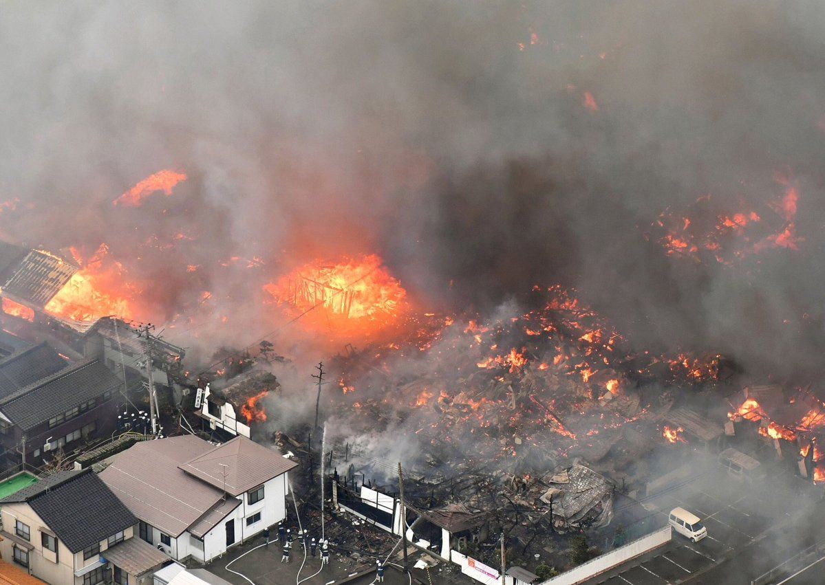 Incendio consume al menos 140 edificios en Japón