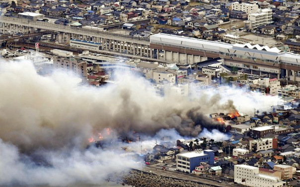 Incendio consume al menos 140 edificios en Japón - incendio-japon-2