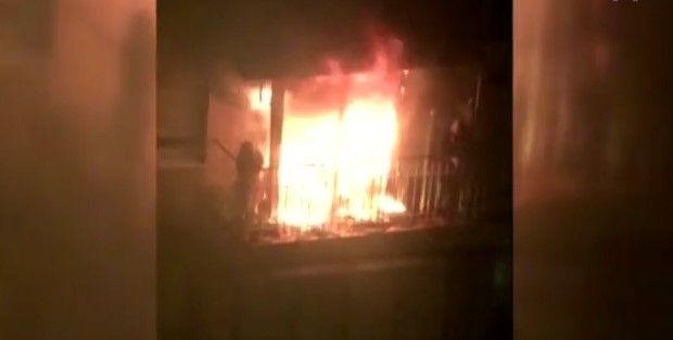 Video: rescatan a ancianos de balcón en llamas