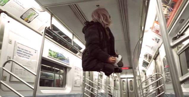 Video: indigente levita en el metro de Nueva York