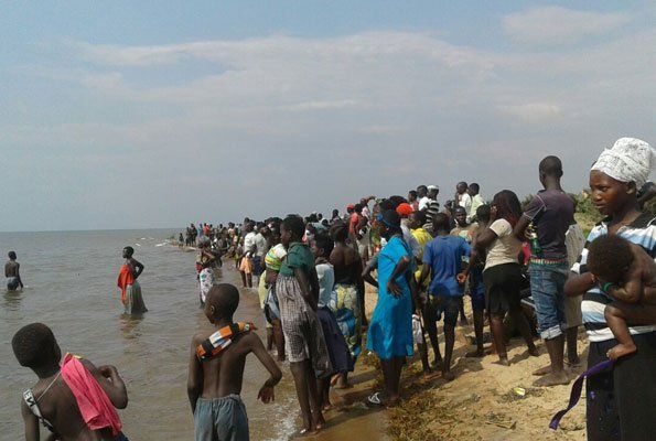 Naufragio deja 9 muertos y 21 desaparecidos en Uganda - lago-uganda