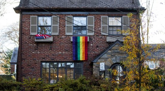 Vecinos cuelgan banderas LGBT frente a casa de Pence en Washington - lgbt-pence-1