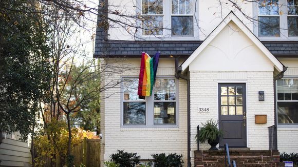 Vecinos cuelgan banderas LGBT frente a casa de Pence en Washington - lgbt-pence