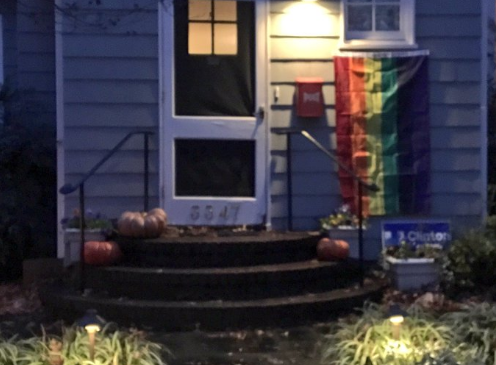 Vecinos cuelgan banderas LGBT frente a casa de Pence en Washington - lgbt-pence