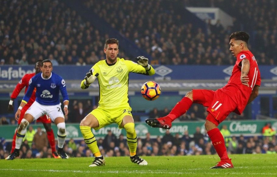 Liverpool gana 1-0 a Everton con gol de último minuto