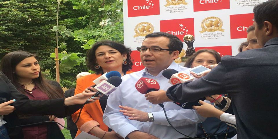 Regalan muñeca inflable a ministro chileno en un acto público