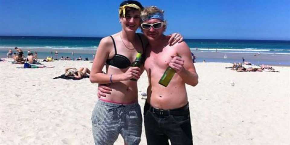 Banco presta por error 1.5 mdd a joven que los gasta en autos, mujeres y drogas