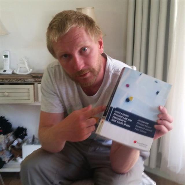 Banco presta por error 1.5 mdd a joven que los gasta en autos, mujeres y drogas - luke-brett-moore-5