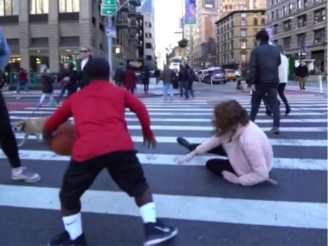 Video: jugador de basquetbol provoca caída de una mujer