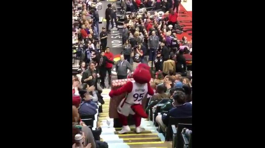 Video: mascota de la NBA destroza regalo de aficionado