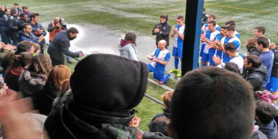 Video: jugador español realiza petición de matrimonio en la cancha