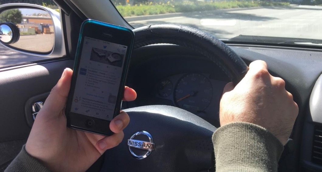 Podrían enviar a la cárcel a quien envíe mensajes mientras conduce