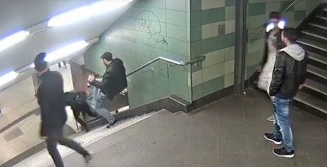 Video: agresor patea y tira a mujer de escalera del metro