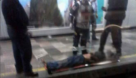 Muere hombre tras arrojarse a las vías del Metro